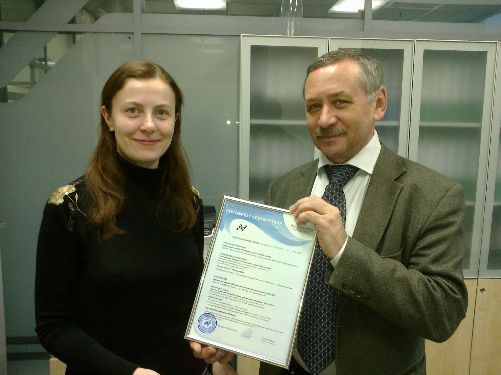 Вручение сертификата: Ольга Синицына и Юрий Торопов
